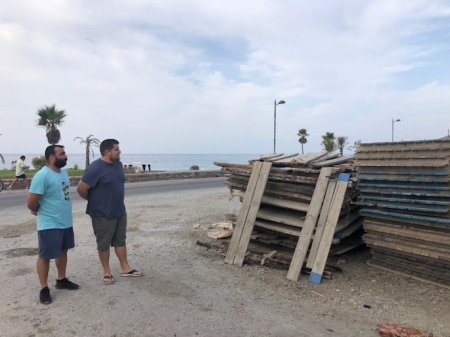 Miembros del PSOE junto a unas pasarelas rotas (PSOE MOTRIL)