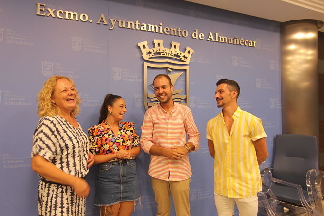 De Izquierda a Derecha. La presidenta AECC, Conchi García, la bailaora, Teresa Barbero, el concejal de Cultura, Alberto García Gilabert y el bailaor, Daniel Ramos (AYTO. ALMUÑÉCAR)