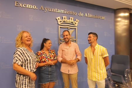 De Izquierda a Derecha. La presidenta AECC, Conchi García, la bailaora, Teresa Barbero, el concejal de Cultura, Alberto García Gilabert y el bailaor, Daniel Ramos (AYTO. ALMUÑÉCAR)