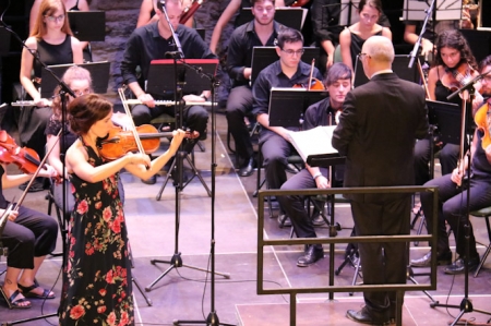 Emilia Férriz durante su interpretación al violín (AYTO. ALMUÑÉCAR)