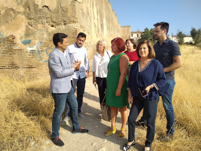 Miembros del PSOE han visitado la muralla nazarí (PSOE)