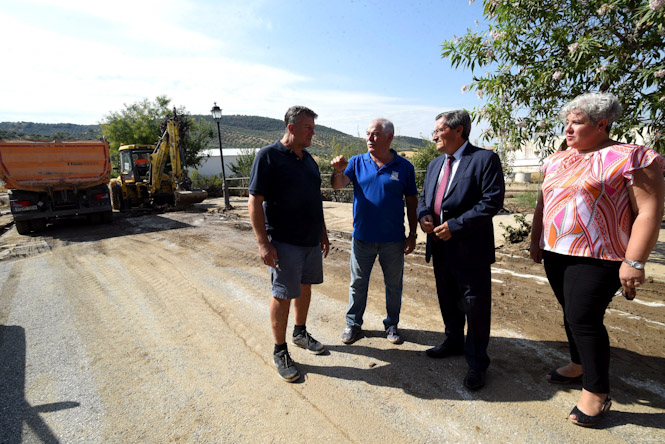 José Entrena durante la visita a Campotéjar (R. MARTÍNEZ /DIPGRA) 