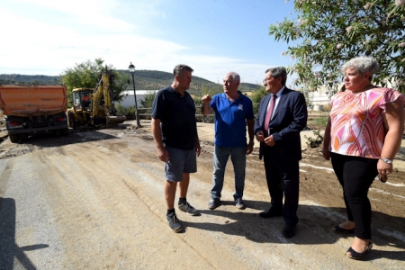 José Entrena durante la visita a Campotéjar (R. MARTÍNEZ /DIPGRA) 