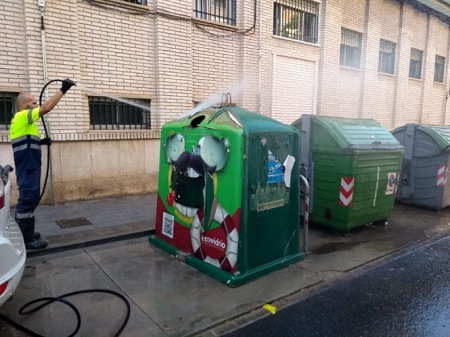 Un operario limpia contenedores (AYTO. MOTRIL)