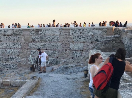 Turistas en el Castillo de San Miguel (AYTO. ALMUÑÉCAR)