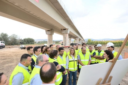 Marifrán Carazo ha acudido a la finalización de la colocación de las vigas del nuevo puente en Huétor Tájar (JUNTA) 