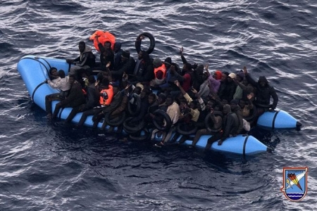 Inmigrantes en una patera (SALVAMENTO MARÍTIMO)