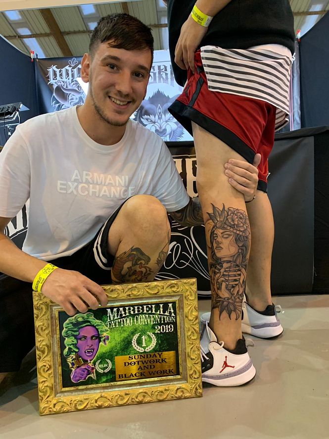 El hueteño Raúl Baena con el tatuaje con el que ha ganado el certamen “Marbella Tatoo Convention” (AYTO. HUÉTOR TÁJAR) 