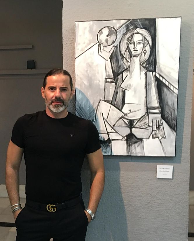 José María Bea junto a una de sus obras en la expocisión (AYTO. ALMUÑÉCAR)