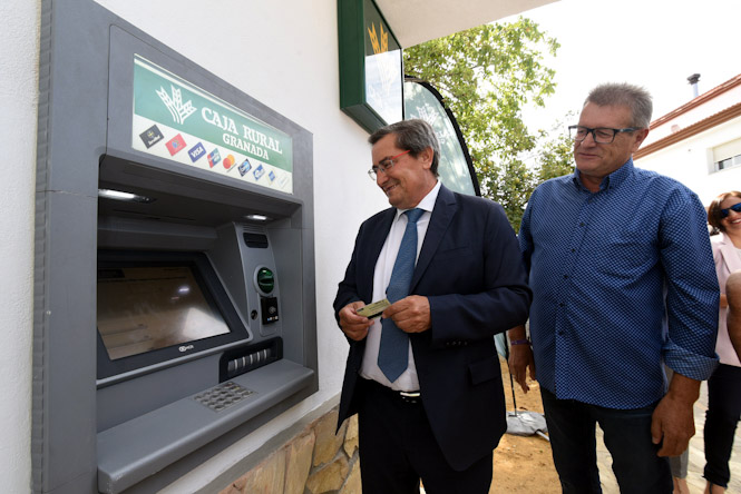 José Entrena ha inaugurado el nuevo cajero automático de Játar (R. MARTÍNEZ / DIPGRA)