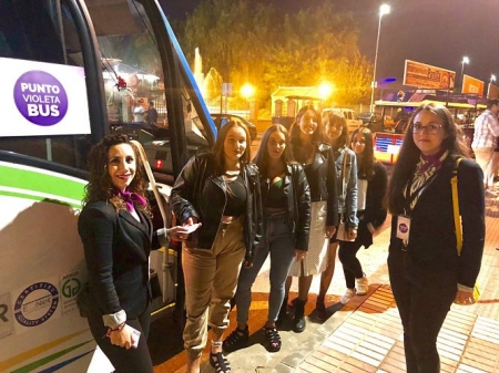  “Autobús violeta” anoche en el recinto ferial de Huétor Tájar (AYTO. HUÉTOR TÁJAR)