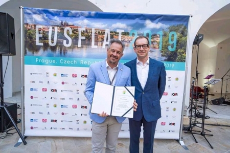 Óscar Cordón recibe el galardón (UGR)