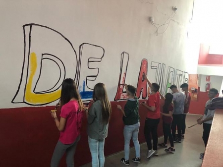 Jóvenes de Montefrio en el taller de grafittis (AYTO. MONTEFRIO)