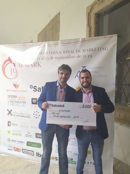 Juan Sánchez Fernández y Luis Alberto Casado Aranda con el premio (UGR)
