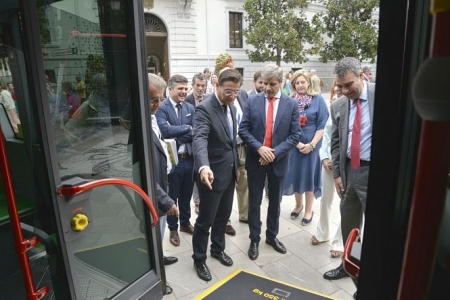 Luis Salvador observa uno de los nuevos autobuses (JAVIER ALGARRA) Luis Salvador observa uno de los nuevos autobuses (JAVIER ALGARRA)