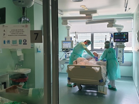 Sanitarios atienden a un paciente (HUSC) Sanitarios atienden a un paciente (HUSC)