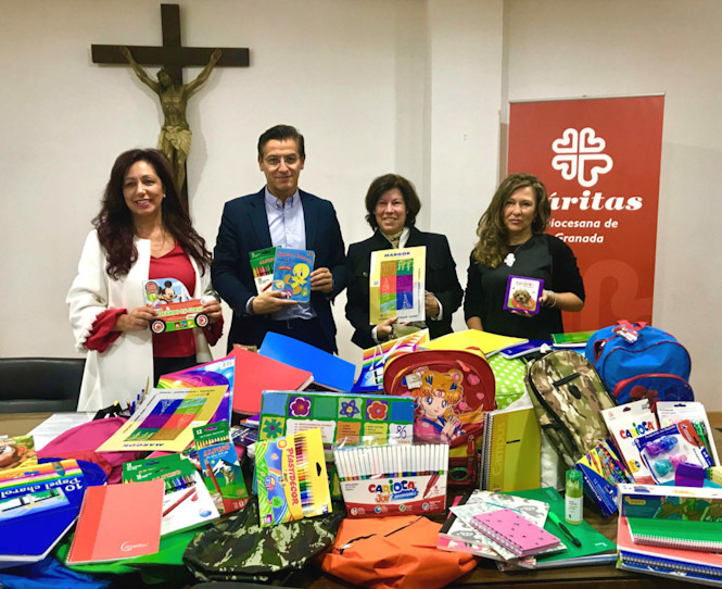 Luis Salvador, Silvia Torres y Mercedes Morales entregan el material escolar a Cáritas (CS)
