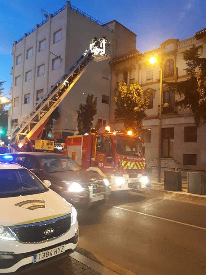 Bomberos trabajan en el edificio siniestrado (AYTO. GUADIX)