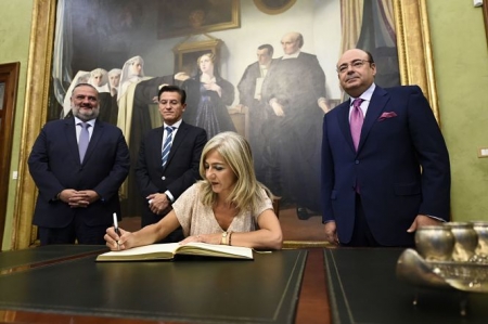 La Consejera de Cultura ha firmado en el libro de honor de Granada (JUNTA) La Consejera de Cultura ha firmado en el libro de honor de Granada (JUNTA)