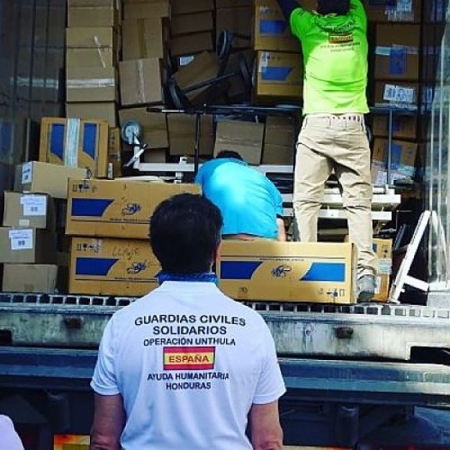 Guardias Civiles solidarios en una recogida de alimentos (AGCS) Guardias Civiles solidarios en una recogida de alimentos (AGCS)