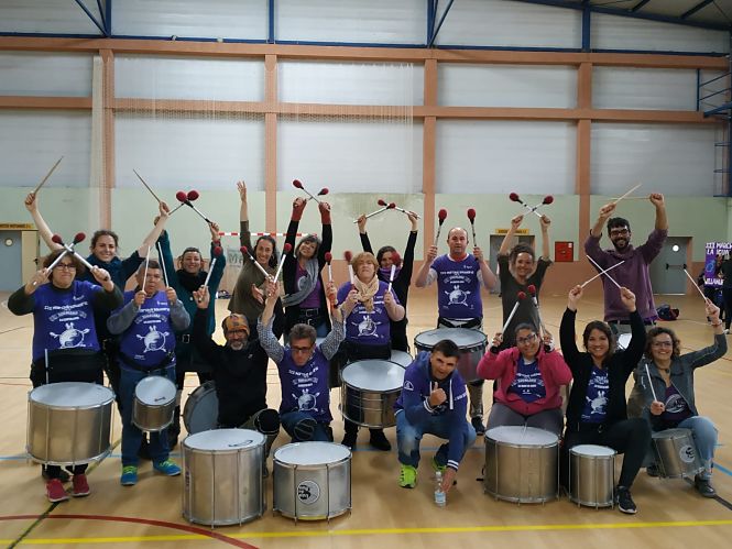Miembros de la asociación Lua da Rua de Monachil junto a usuarios con diversidad funcional de la residencia de Loja (AYTO. MONACHIL)