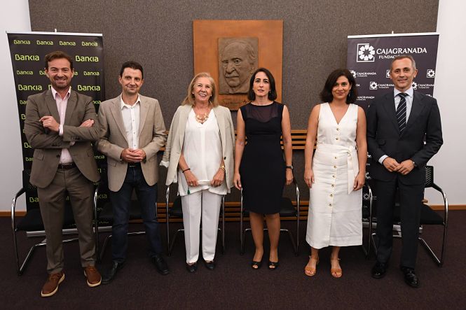 Foto de familia de la ganadora con las autoridades (CAJAGRANADA FUNDACIÓN)