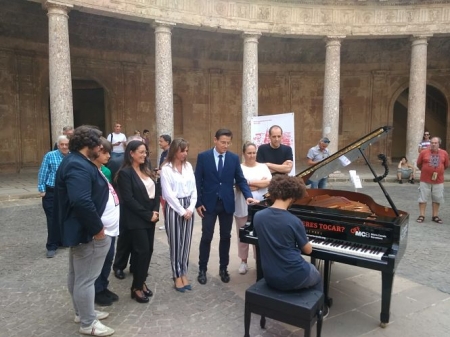 Luis Salvador ha visitado el piano situado en el Palacio de Carlos V (AYTO. GRANADA) Luis Salvador ha visitado el piano situado en el Palacio de Carlos V (AYTO. GRANADA)