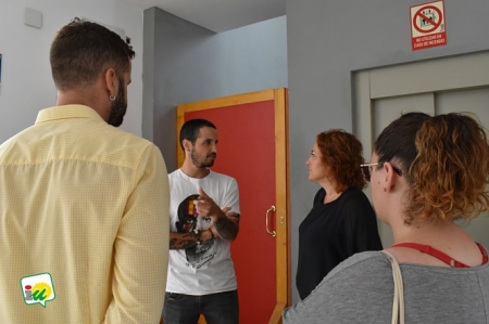 Reunión mantenida con los concejales y profesionales sanitarios de Beas de Granada a la que han asistido María del Carmen Pérez y Jesús Fernández (IU)