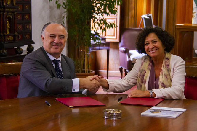 Pilar Aranda y Juan Ignacio Zafra tras la firma del convenio (UGR)