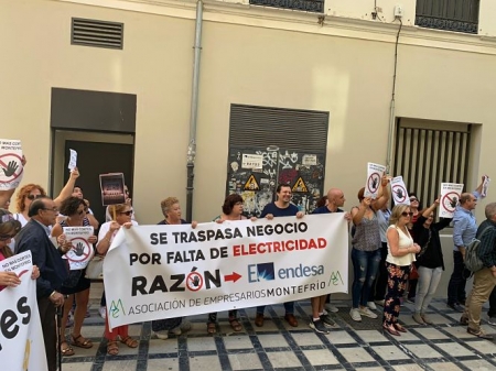 Vecinos de Montefrio druante la protesta (AYUNTAMIENTO DE MONTEFRIO)