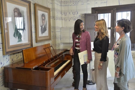 La concejala de patrimonio, Eva Martín ha visitado el Carmen de Max Moureau (JAVIER ALGARRA)