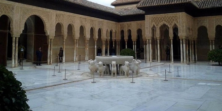 Panorámica del patio de los leones de la Alhambra 