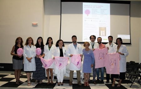 Acto de inauguración con profesionales sanitarios y representantes de la Asociación Española contra el Cáncer y la Asociación AMAMA Granada (HUSC) Acto de inauguración con profesionales sanitarios y representantes de la Asociación Española contra el Cáncer y la Asociación AMAMA Granada (HUSC)
