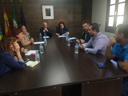 Reunión de miembros del PSOE con la plataforma que reclama mejoras educativas (PSOE) 