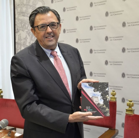 El Concejal de Juventud, Carlos Ruiz Cosano  ha presentado el catalogo (JAVIER ALGARRA)