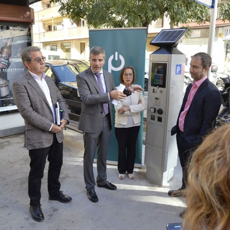 El Concejal de movilidad, César Díaz ha presentado los nuevos parquimetros (JAVIER ALGARRA) El Concejal de movilidad, César Díaz ha presentado los nuevos parquimetros (JAVIER ALGARRA)