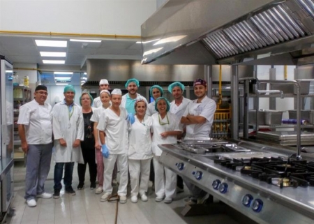 Profesionales en la nueva cocina del Hospital Virgen de las Nieves (JUNTA) Profesionales en la nueva cocina del Hospital Virgen de las Nieves (JUNTA)