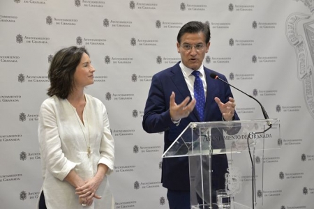 Luis Salvador y COncha de Santa Ana tras sellar el compromiso (JAVIER ALGARRA) Luis Salvador y COncha de Santa Ana tras sellar el compromiso (JAVIER ALGARRA)