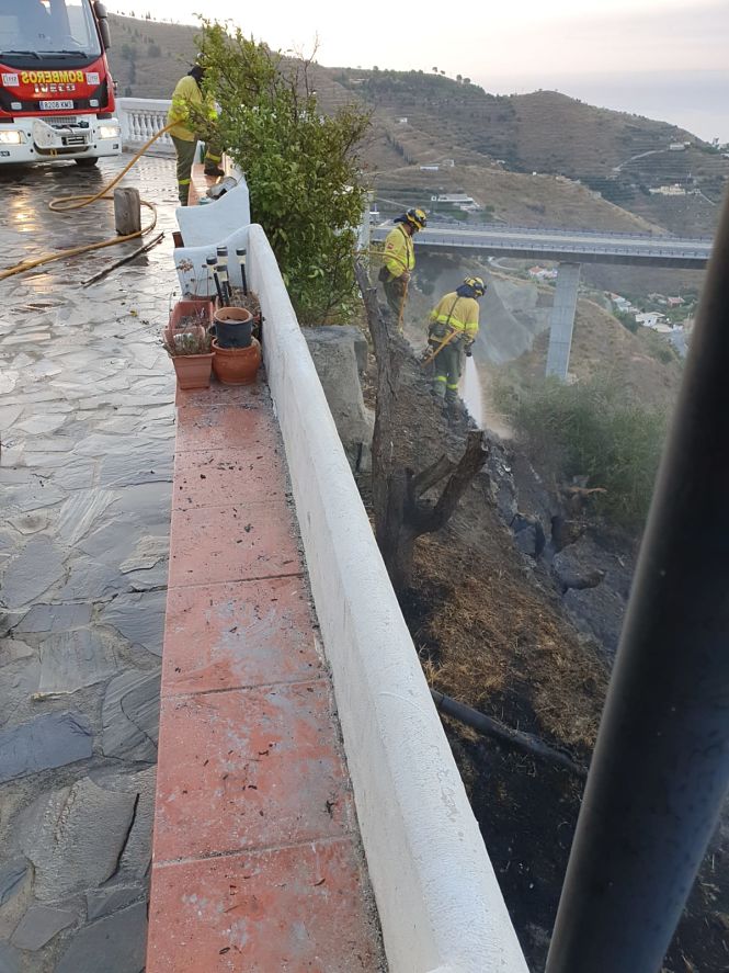 Bomberos durante la extinción del incendio (AYTO. ALMUÑÉCAR)