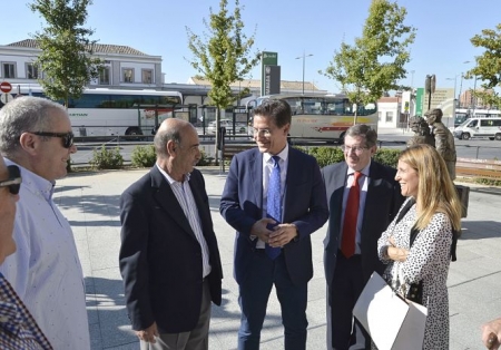 Luis Salvador durante su visita al Barrio de Los Pajaritos (JAVIER ALGARRA) Luis Salvador durante su visita al Barrio de Los Pajaritos (JAVIER ALGARRA)