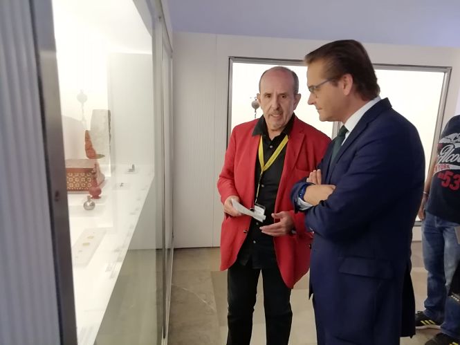 El Delegado de Cultura, Antonio Granados ha visitado la exposición (JUNTA) 