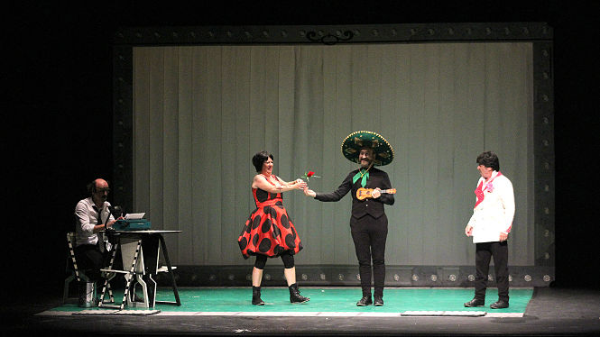 Ylla abrió el Festival de Teatro de Humor de SantacFe (TEATRO DE HUMOR DE SANTA FE)