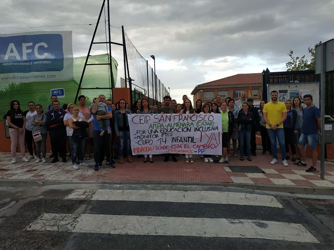 Concentración del CEIP Almenara (IU) 