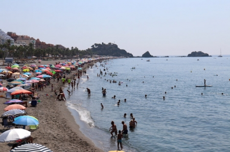 Buen  ambiente en una playa de Almuñécar (AYTO. ALMUÑÉCAR) 