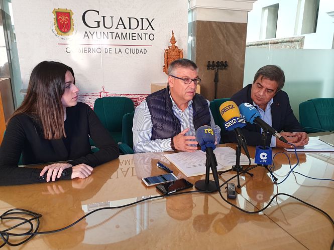 El Alcalde de Guadix, Jesús lorente ha explicado la coolaboración con la sociedad española de estudio para la obesidad (AYTO. GUADIX)