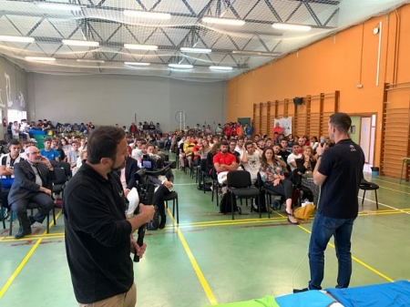 José Manuel Ruiz imparte la charla a los escolares (JUNTA)