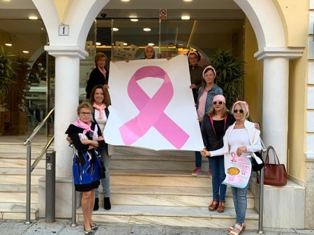 Lazo rosa en la entrada del Ayuntamiento de Almuñécar (AYTO. ALMUÑÉCAR)