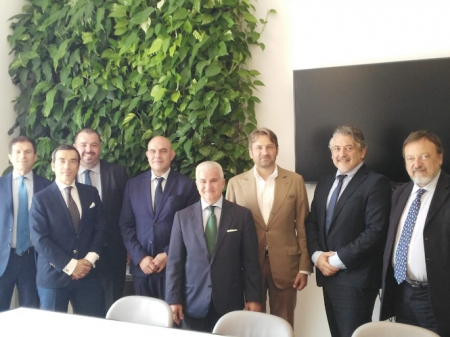 Foto de Familia tras la firma del convenio (ONGRANADA) Foto de Familia tras la firma del convenio (ONGRANADA)