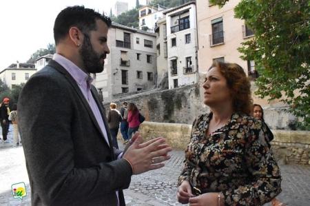 Mari Carmen Pérez y Jesús Fernández en el Paseo de los Tristes (IU) Mari Carmen Pérez y Jesús Fernández en el Paseo de los Tristes (IU)