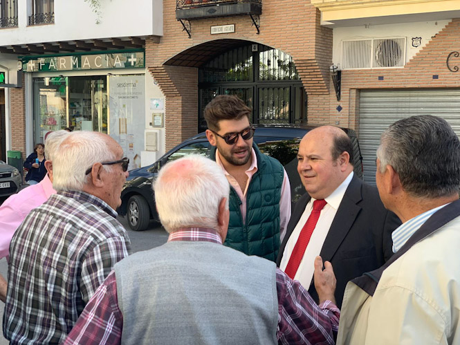 José Robles durante la visita a Huétor Santillán (PP) 